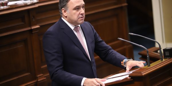 Carlos ester durante el Debate del Estado de la Nacionalidad | Foto: Parlamento de Canarias