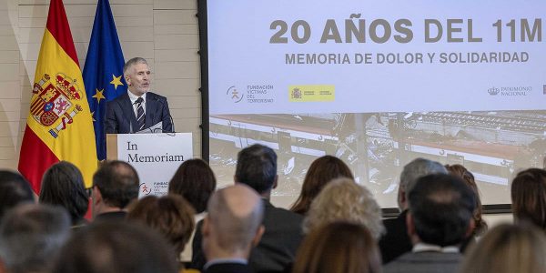 El ministro del Interior, Fernando Grande-Marlaska, inaugura la exposición '20 años del 11M. Memoria de dolor y solidaridad' | Foto: Moncloa