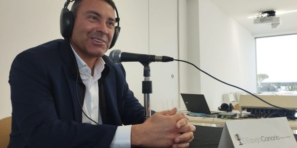 Oswaldo Betancort en los estudios de El Espejo Canario en Lanzarote