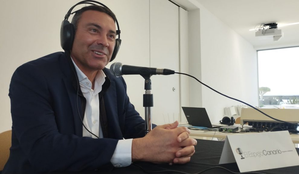 Oswaldo Betancort en los estudios de El Espejo Canario en Lanzarote