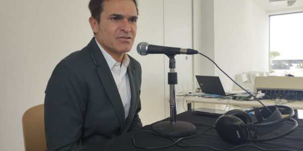 Héctor Fernández en los estudios de El Espejo Canario en Lanzarote