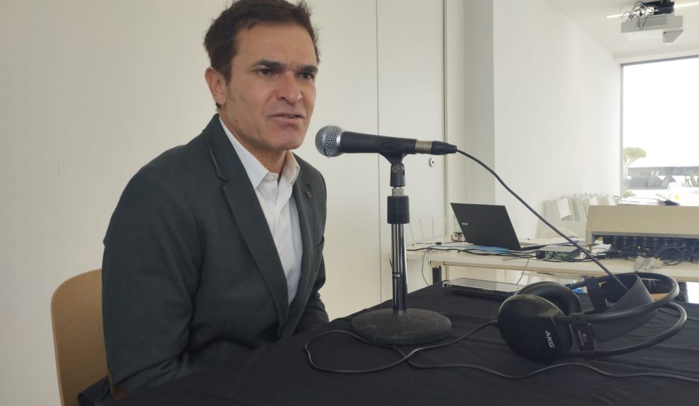 Héctor Fernández en los estudios de El Espejo Canario en Lanzarote