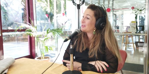 Verónica Meseguer en los estudios del Espejo Canario en el Centro de Día para Mayores Isidro Rodríguez Castro