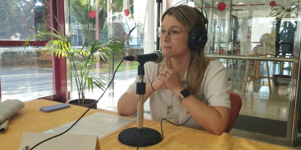 Beatriz Acosta Pacheco en los estudios del Espejo Canario en el Centro de Día para Mayores Isidro Rodríguez Castro