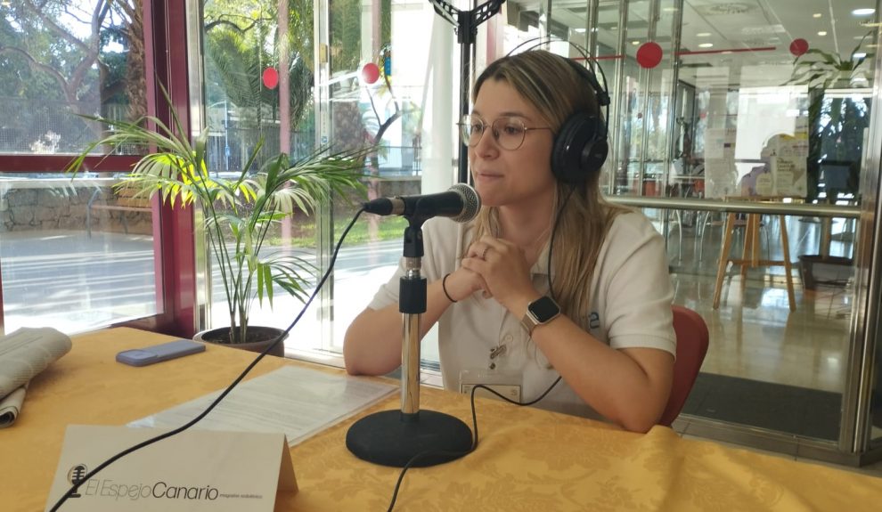 Beatriz Acosta Pacheco en los estudios del Espejo Canario en el Centro de Día para Mayores Isidro Rodríguez Castro