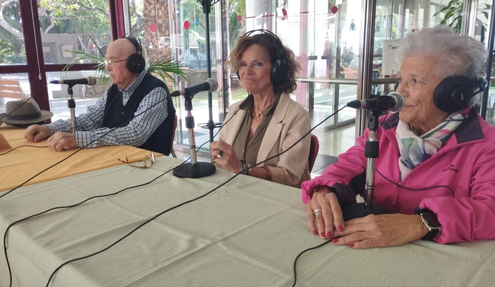 Diego Padrón, Emma Coello y Julia Cabrera en los estudios del Espejo Canario en el Centro de Día para Mayores Isidro Rodríguez Castro