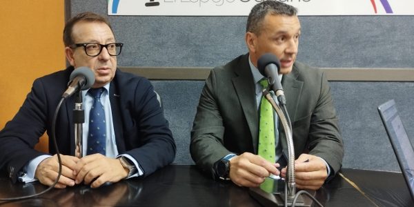 Luis Alberto Díaz y Jose Manuel Garrido, subdirector y director de relaciones institucionales de Cajasiete, en los estudios de El Espejo Canario