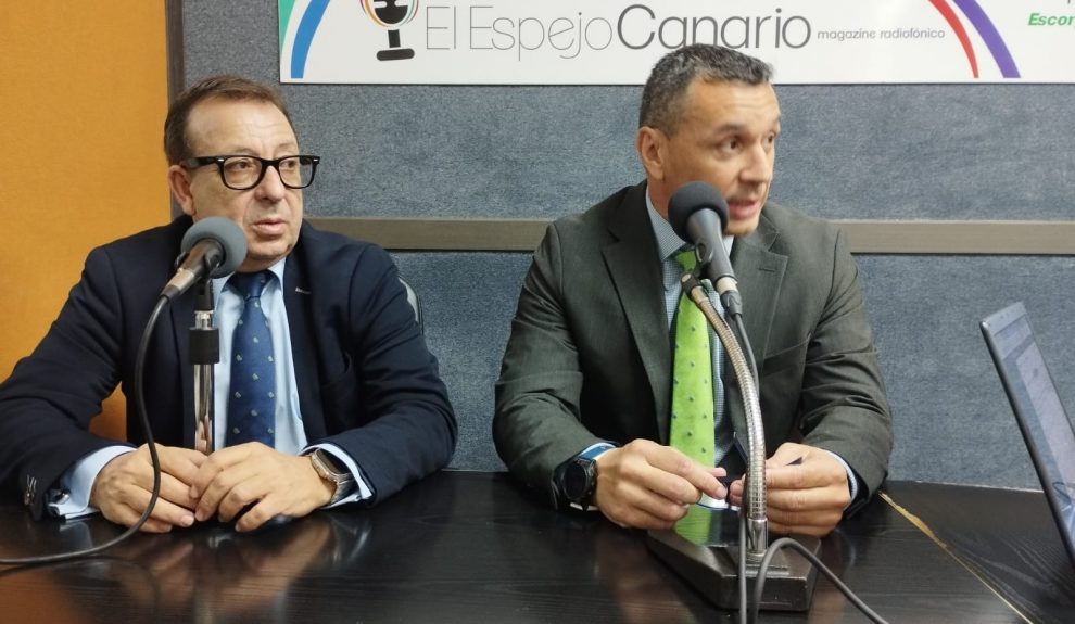 Luis Alberto Díaz y Jose Manuel Garrido, subdirector y director de relaciones institucionales de Cajasiete, en los estudios de El Espejo Canario