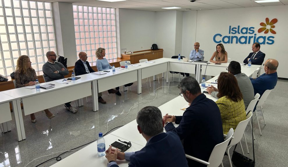 Reunión del Gobierno canario con patronales y sindicatos para presentarles el anteproyecto de Ley de Uso Turístico de Viviendas | Foto: Gobierno de Canarias