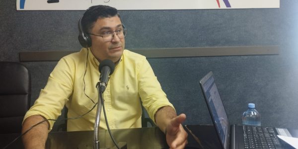 Miguel Ángel Pérez del Pino en los estudios de El Espejo Canario