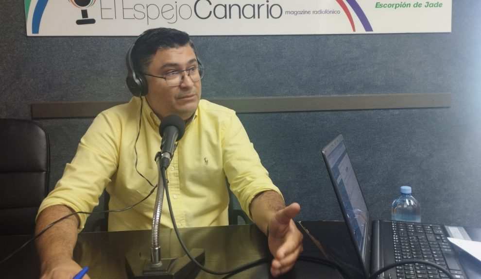 Miguel Ángel Pérez del Pino en los estudios de El Espejo Canario