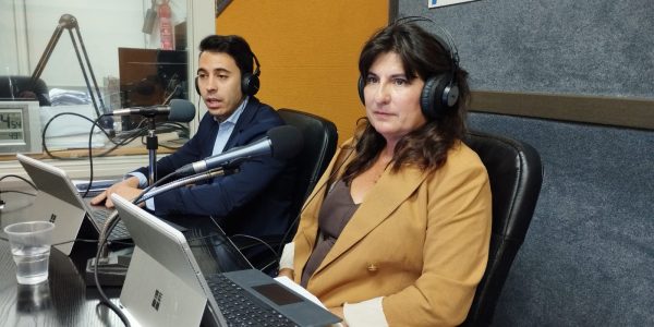 Julieta Schallenberg y Alberto Hernández en los estudios de El Espejo Canario