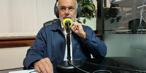 Juan Ramón Rodríguez en los estudios de El Espejo Canario