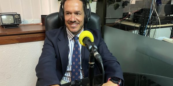 Mariano Hernández Zapata en los estudios de El Espejo Canario en Tenerife