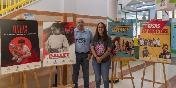 Emily Quintana y Antonio Hernanz con los carteles de los cortos del proyecto 'Claqueta, cámara y acción' | Foto: Ayuntamiento de Mogán