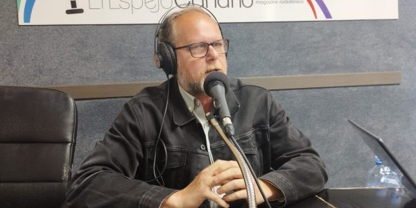 José Eduardo Ramírez en los estudios de El Espejo Canario