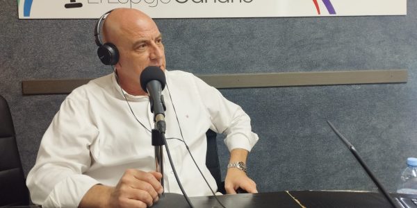 Domingo Montes de Oca en los estudios de El Espejo Canario