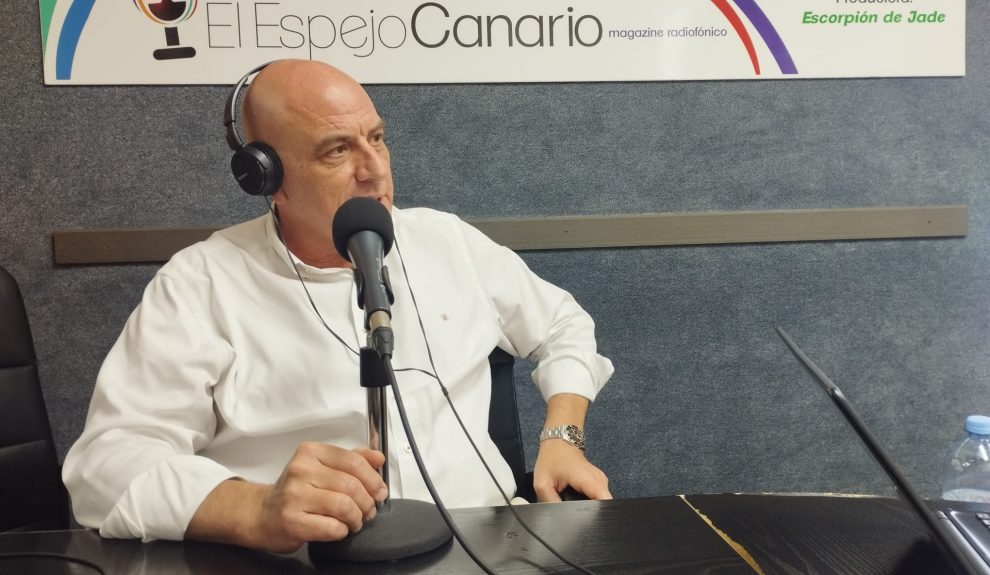Domingo Montes de Oca en los estudios de El Espejo Canario