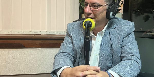 Poli Suárez en los estudios de El Espejo Canario