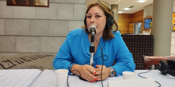 Astrid Pérez en el set de El Espejo Canario en el Parlamento de Canarias