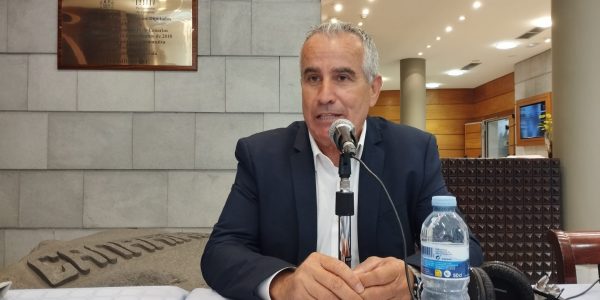 Mario Cabrera en el set de El Espejo Canario en el Parlamento de Canarias