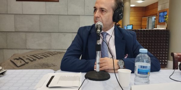 Juan Luis Maury-Verdugo en el set de El Espejo Canario en el Parlamento de Canarias