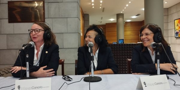 Almudena Sánchez, Blanca Delia García y Mar Bermudo en el set de El Espejo Canario en el Parlamento de Canarias