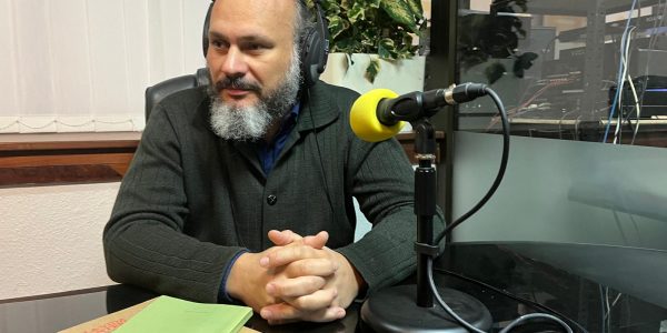 Isidro Hernández en los estudios de El Espejo Canario