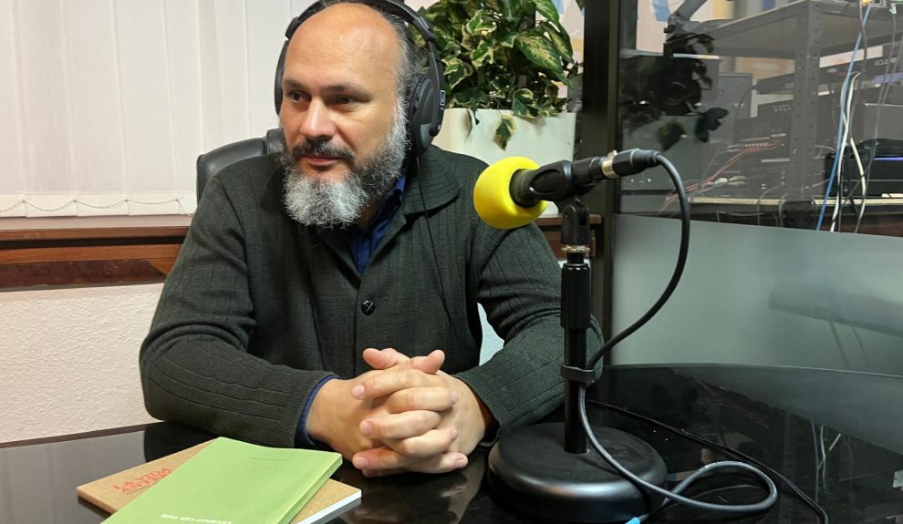 Isidro Hernández en los estudios de El Espejo Canario