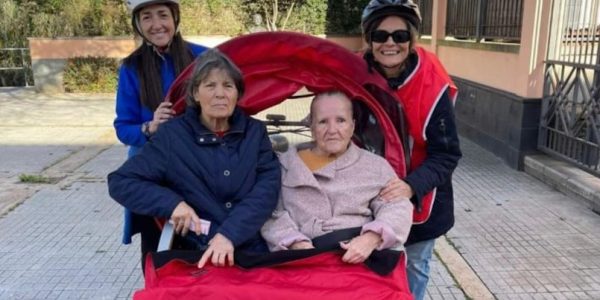 Voluntarios durante uno de los paseos | Foto: Asociación por la Bici