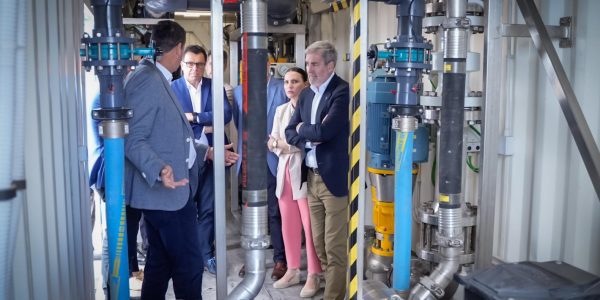Visita de miembros del Gobierno canario a la planta desaladora DESALRO 2.0 | Foto: Gobierno de Canarias