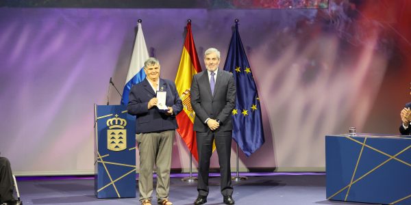 Gregoria Alonso recibiendo la medalla de oro de Canarias 2024 | Foto: Gobierno de Canarias