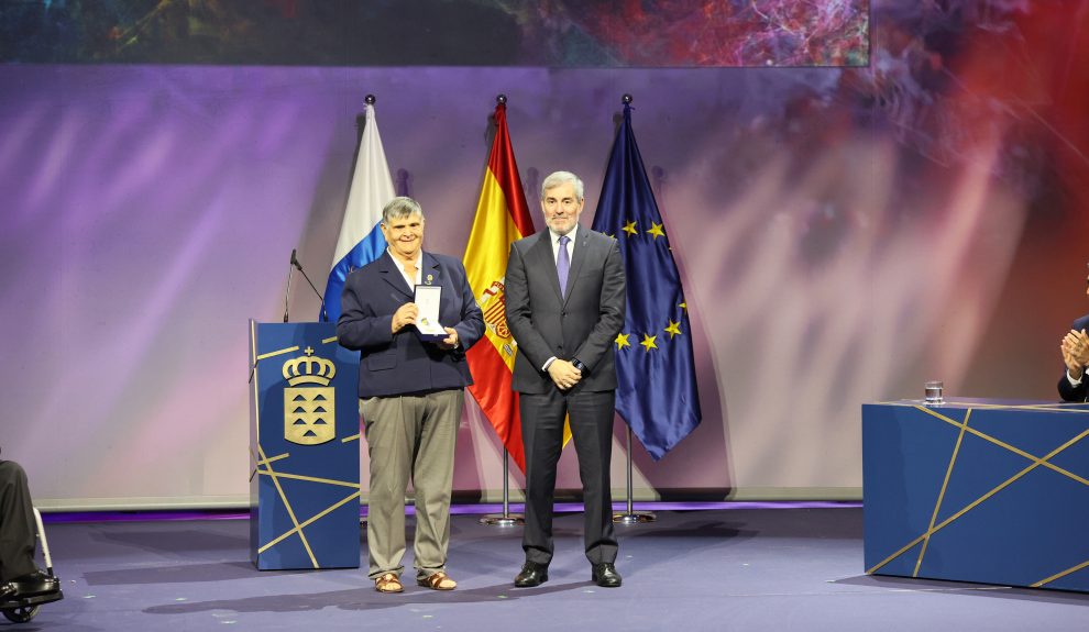 Gregoria Alonso recibiendo la medalla de oro de Canarias 2024 | Foto: Gobierno de Canarias