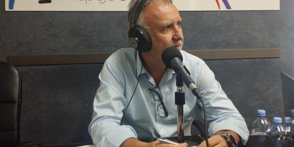 Ángel Víctor Torres en los estudios de El Espejo Canario