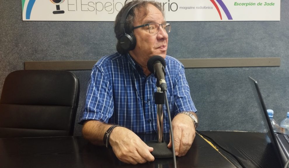Amós García en los estudios de El Espejo Canario