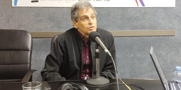 Carmelo León en los estudios de El Espejo Canario