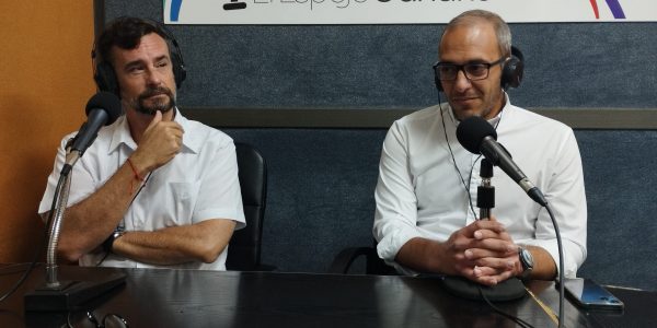 Nicolás Villalobos y Nicolás Arroyo en los estudios de El Espejo Canario