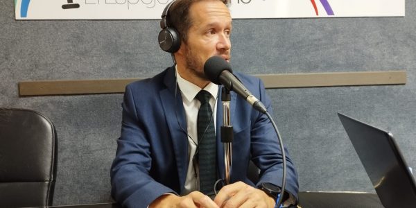 Mariano Hernández Zapata en los estudios de El Espejo Canario