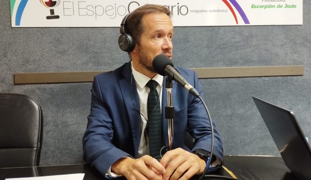 Mariano Hernández Zapata en los estudios de El Espejo Canario