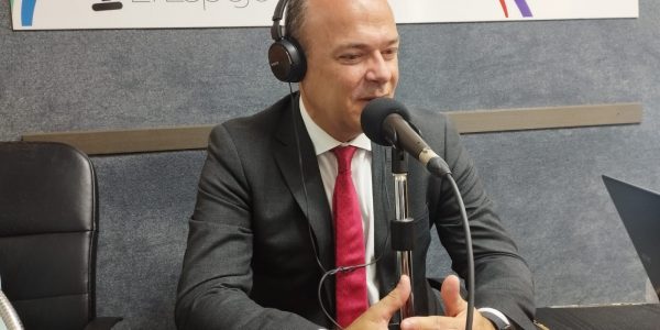 Augusto Hidalgo en los estudios de El Espejo Canario