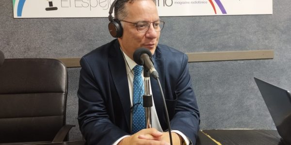 Poli Suárez en los estudios de El Espejo Canario