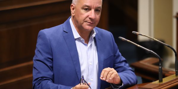 Luis Campos en el Parlamento de Canarias | Foto: Nueva Canarias