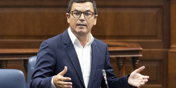 Pablo Rodríguez en una sesión del Parlamento canario | Foto: Gobierno de Canarias