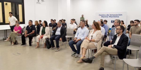 Entrega de las creditaciones de la La quinta promoción de la FP Dual Azul | Foto: Clúster Marítimo de Canarias
