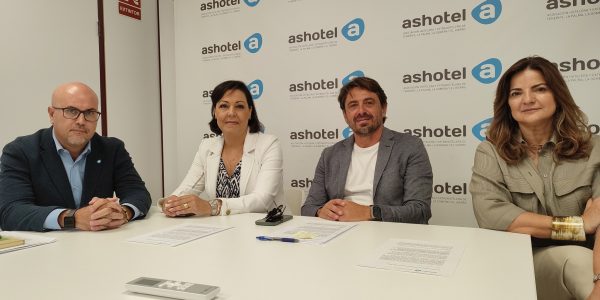 Directiva de la asociación hotelera y extrahotelera de Santa Cruz de Tenerife | Foto: Ashotel