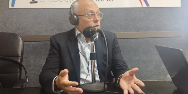 José Cristóbal García en los estudios de El Espejo Canario
