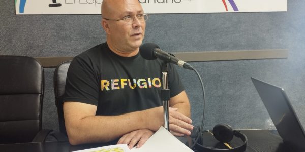 Juan Carlos Lorenzo en los estudios de El Espejo Canario