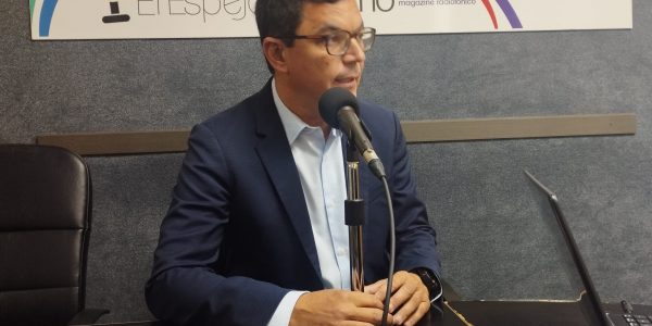 Pablo Rodríguez en los estudios de El Espejo Canario