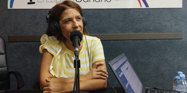 Carmen Hernández en los estudios de El Espejo Canaria