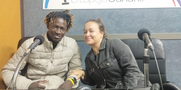 Badiougou Fofana y Davinia Medina en los estudios de El Espejo Canario